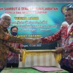 Bersalaman Sebagai Tanda Serah Terima Jabatan