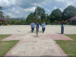 Read more about the article Latihan Upacara Bendera di SMA N 1 Sekayam